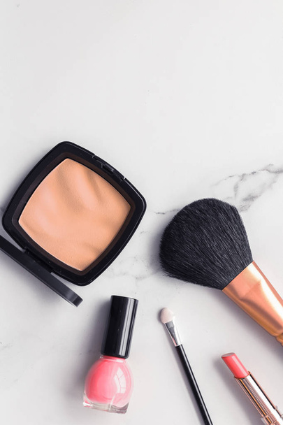 Make-up en cosmetica flatlay op marmer - Foto, afbeelding