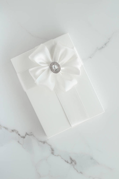 Cadeaux de mariage de luxe sur marbre
 - Photo, image