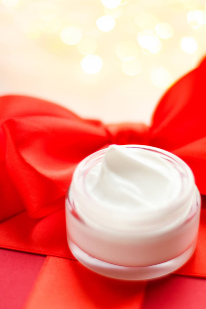 Роскошный крем для лица в подарок на праздник
 - Фото, изображение