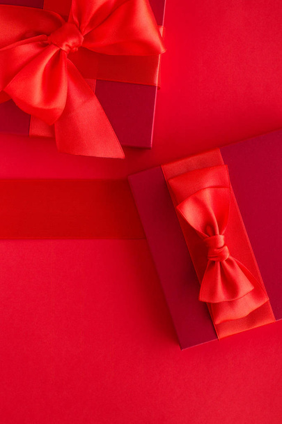 Luxury holiday gifts on red - Foto, afbeelding