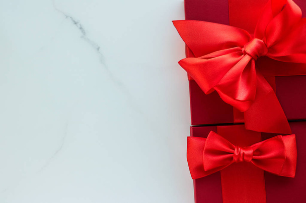 Luxury red holiday gifts on marble - Fotografie, Obrázek