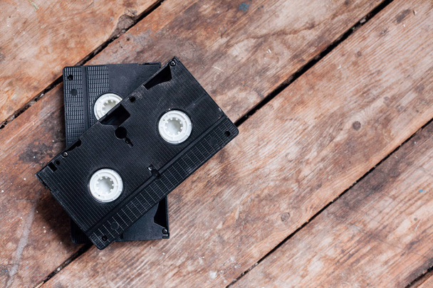 analoges Videoband auf einem alten Holzparkett - Foto, Bild
