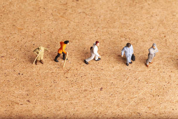 rowd van miniatuur mensen - Foto, afbeelding