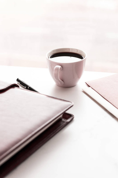 Office tabulka stůl a kávy cup, koncepce produktivity - Fotografie, Obrázek