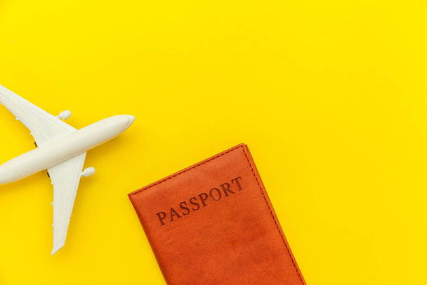 Мінімальна проста концепція подорожі з літаком та паспортом на жовтому модному сучасному тлі
 - Фото, зображення