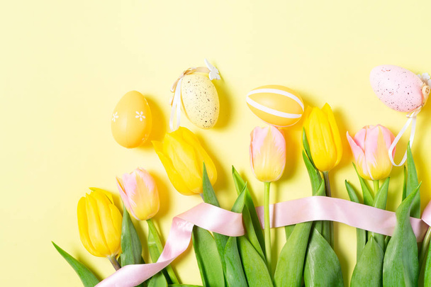 Pääsiäinen kohtaus värillisillä munilla - Valokuva, kuva