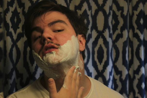 homem 18 a 25 anos de idade barbear em um espelho
 - Foto, Imagem