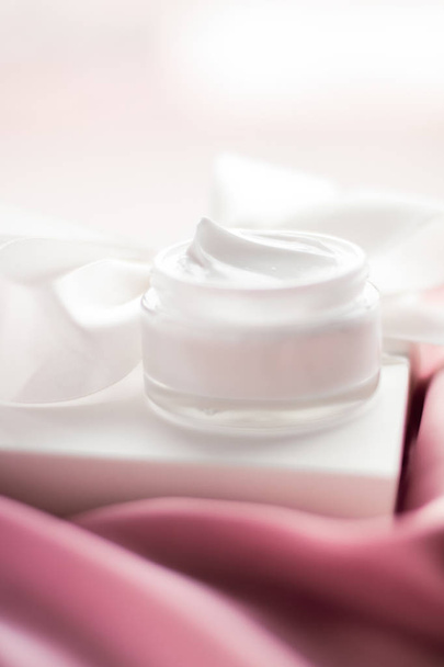 Luxury moisturizing cream and a white gift box - Fotografie, Obrázek