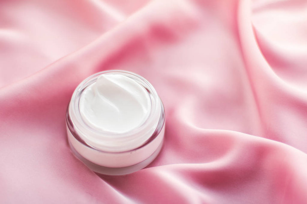 柔らかいピンクのシルクの高級顔のクリーム瓶 - 写真・画像