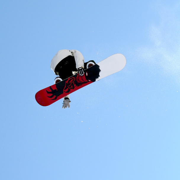 Snowboarder che salta in alto nell'aria
 - Foto, immagini