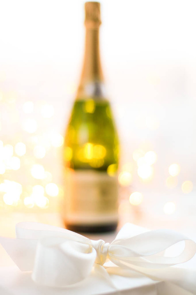 Пляшка шампанського та святкова подарункова коробка
 - Фото, зображення