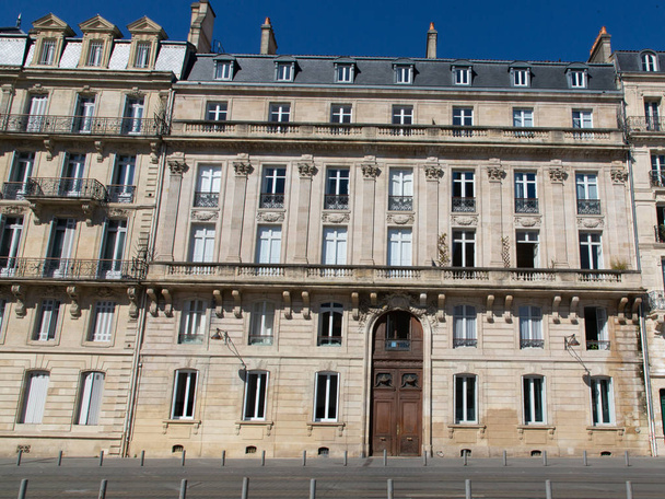 Bordeaux jako atraktivní budovy Haussmann Paříži v elegantní oblasti ulice - Fotografie, Obrázek