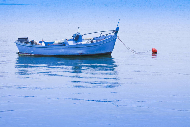 altes Holzboot am ruhigen See festgemacht - Bild mit Kopierraum - Foto, Bild