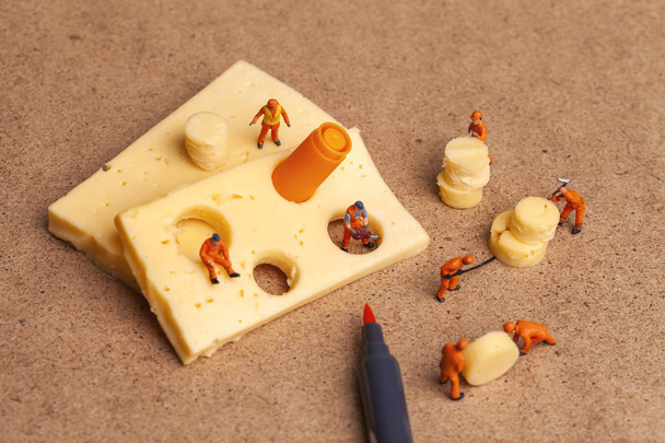 Minyatür insanlar ve peynir kadar kaybetmek kavramı ile yemek - Fotoğraf, Görsel