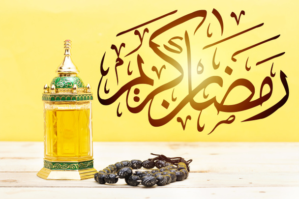 Okrasné arabské Lucerna oudový parfém s černými růženec, Ramadán Kareem pozdrav karty Ramadan Mubarak. Přeloženo: Šťastný & svaté ramadánu. Měsíc půstu pro muslimy. Arabská kaligrafie - Fotografie, Obrázek