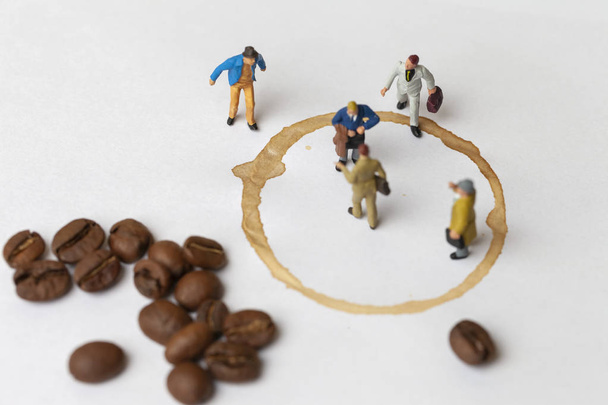 Koncepcja Przerwa kawowa z stracić miniaturowe ludzi i kawa.  - Zdjęcie, obraz