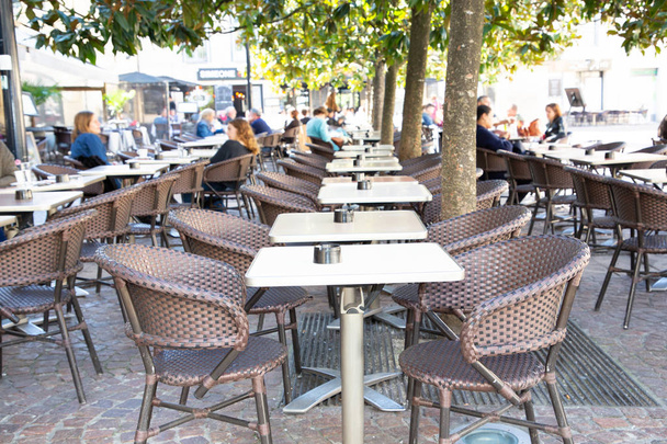 Malebné Street view s terasou kavárny a strom - Fotografie, Obrázek