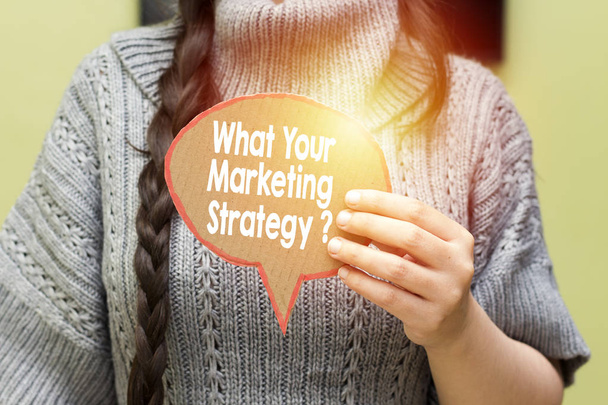 Closeup žena držící jaké marketingové strategie ? - Fotografie, Obrázek