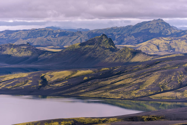 Lakagigarin vulkaanisen halkeaman maisema Lambavatn-järvellä
  - Valokuva, kuva