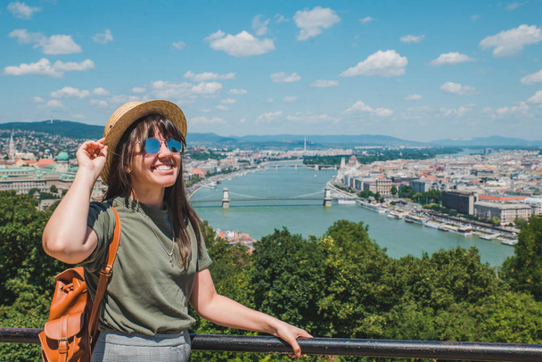 mosolygós vidám nő napszemüveg. Budapest city háttér - Fotó, kép