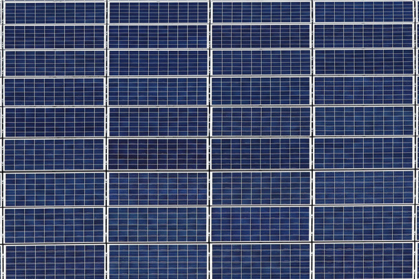 Güneş panelleri güneş enerjisinden elektrik enerjisi üretimi için. Çevre dostu enerji kaynağı. Silikon hücreleri fotovoltaik hücreler. Araçlar fotonlar, güneş enerjisinden sentez - Fotoğraf, Görsel