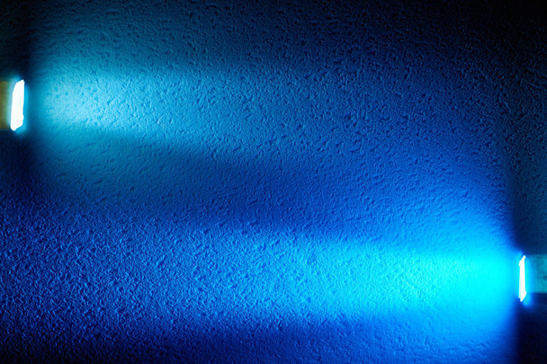 paralleler Lichtstrahl blauer Laternen - Foto, Bild