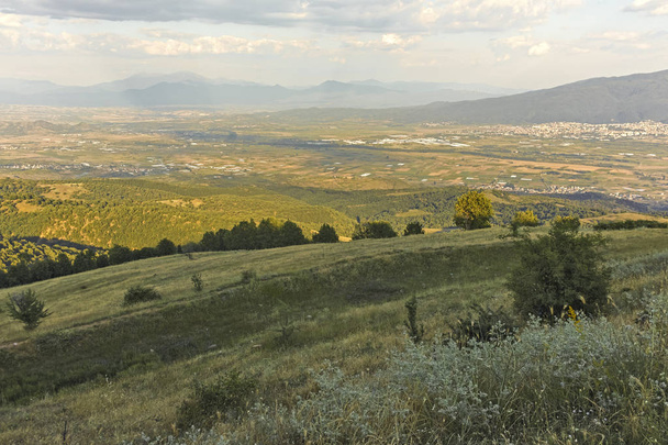 Coucher de soleil Paysage de la montagne Ograzhden, région de Blagoevgrad, Bulgarie
 - Photo, image