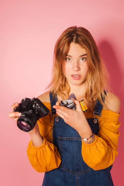 Модный портрет модной молодой женщины с киноретро-камерой
 - Фото, изображение