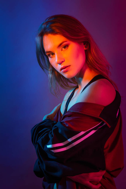Portret kobiecy styl Neon w światła purpurowy, niebieski i różowy - Zdjęcie, obraz
