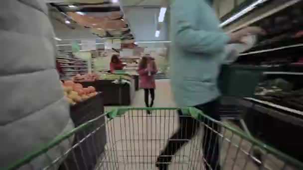 supermarket nákupní čas prodleva nákupní vozík. - Záběry, video