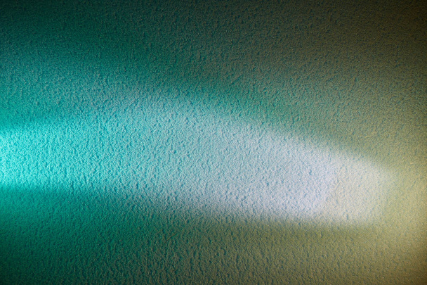 Turkuaz ve krem arka plan üzerinde ışık ışık turkuaz ve menekşe ışın - Fotoğraf, Görsel