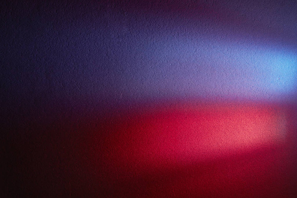 Světlé a jasné červené paprsky světla na červenou a tmavě fialové pozadí - Fotografie, Obrázek