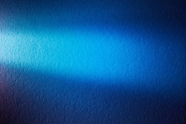 Φωτεινό φως μπλε ακτίνα φωτός σε μπλε φόντο υφής - Φωτογραφία, εικόνα