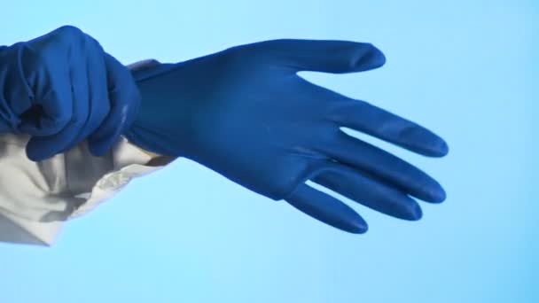 Lääkäri yllään lateksi sininen käsineet
. - Materiaali, video