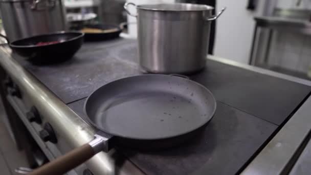 verter óleo de cozinha na frigideira
 - Filmagem, Vídeo