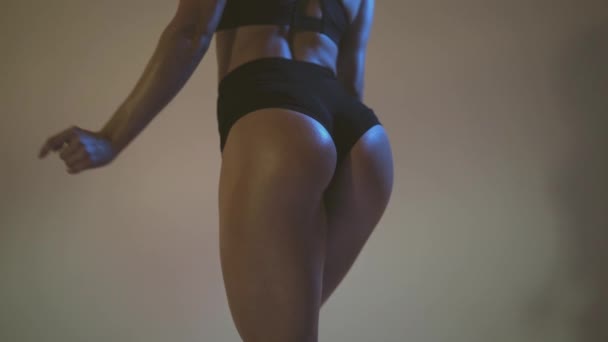 athletic girl inflated buttocks, appetizing fitness forms. Ukrainian champion in bikini posing - Filmagem, Vídeo