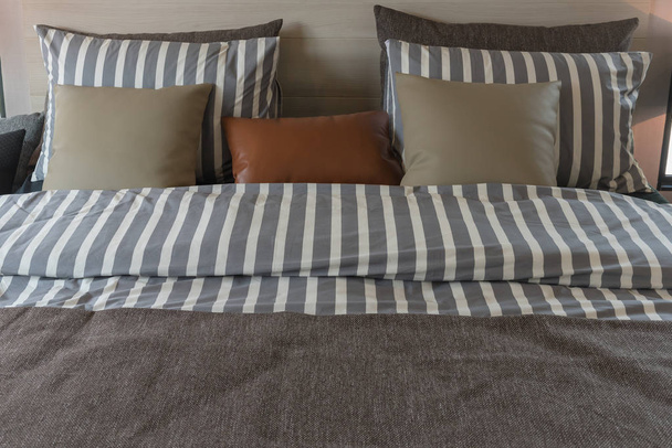 сучасна спальня з набором подушок
 - Фото, зображення