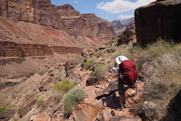 Backpacker auf dem Tonto-Trail im Grand Canyon. - Foto, Bild