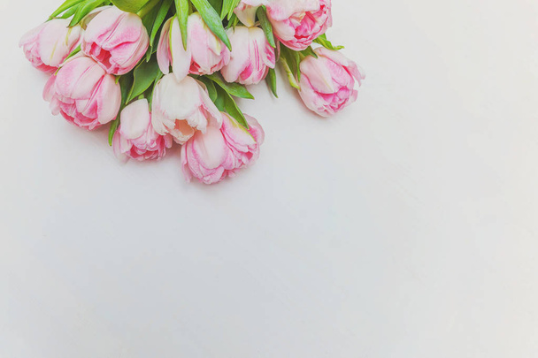 Bouquet de fleurs de tulipes roses fraîches sur fond de bois blanc rustique
 - Photo, image