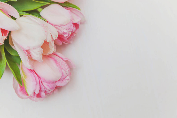 Ramo de flores frescas de tulipanes rosados sobre fondo rústico de madera blanca
 - Foto, Imagen