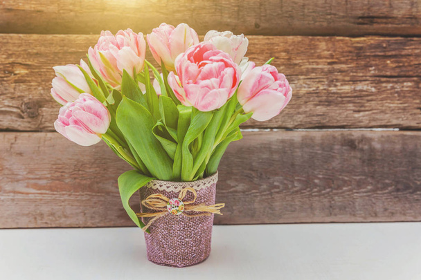 Ramo de flores frescas de tulipanes rosados sobre fondo rústico de madera blanca
 - Foto, Imagen