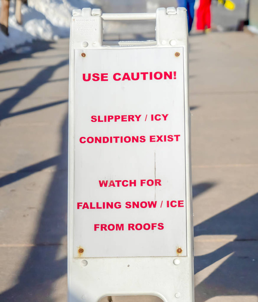 Warnschild bei Schneeglätte und Eisglätte benutzen - Foto, Bild