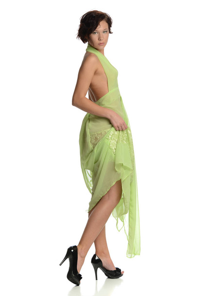 Mujer joven con un vestido verde
 - Foto, imagen