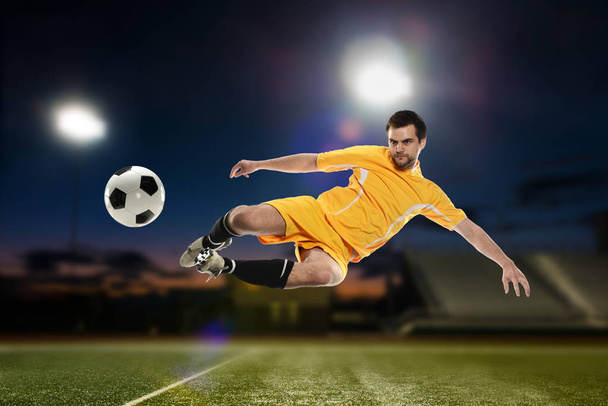 ποδοσφαιριστής κλωτσάει την μπάλα - Φωτογραφία, εικόνα