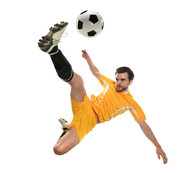 Jugador de fútbol pateando la pelota
 - Foto, imagen