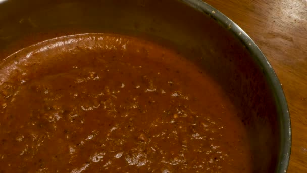 vapor que sube de la olla de salsa marinara en la mesa
 - Metraje, vídeo