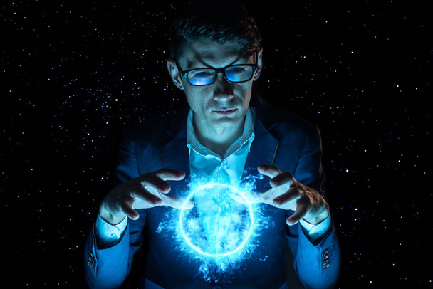 青いプラズマ球の上で手を握っているビジネスマン。ビジネスと財務における魔法の予測と先見性 - 写真・画像