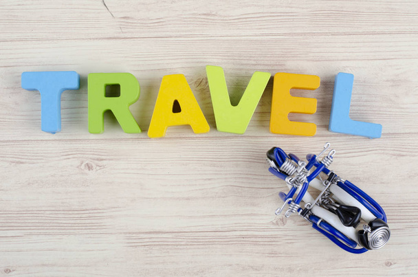  woord reizen met accessoires op houten achtergrond - Foto, afbeelding