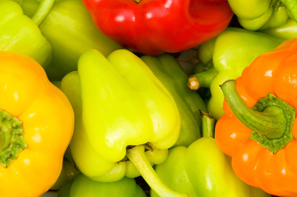 Bell peppers arranged at the market - Foto, Imagen