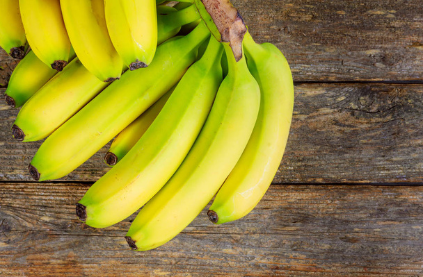 bananes sur une table en bois fruits tropicaux vue du dessus
 - Photo, image